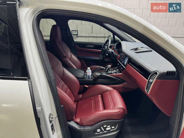 Білий Порше Cayenne, об'ємом двигуна 3 л та пробігом 75 тис. км за 71000 $, фото 29 на Automoto.ua