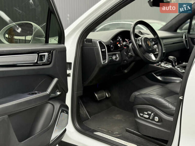 Белый Порше Каен, объемом двигателя 4 л и пробегом 52 тыс. км за 79000 $, фото 24 на Automoto.ua