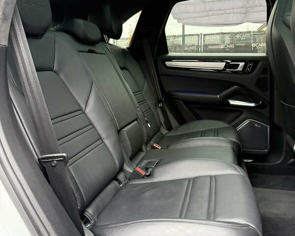 Белый Порше Каен, объемом двигателя 4 л и пробегом 52 тыс. км за 79000 $, фото 47 на Automoto.ua