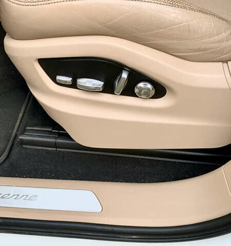 Білий Порше Cayenne, об'ємом двигуна 3 л та пробігом 84 тис. км за 49000 $, фото 2 на Automoto.ua