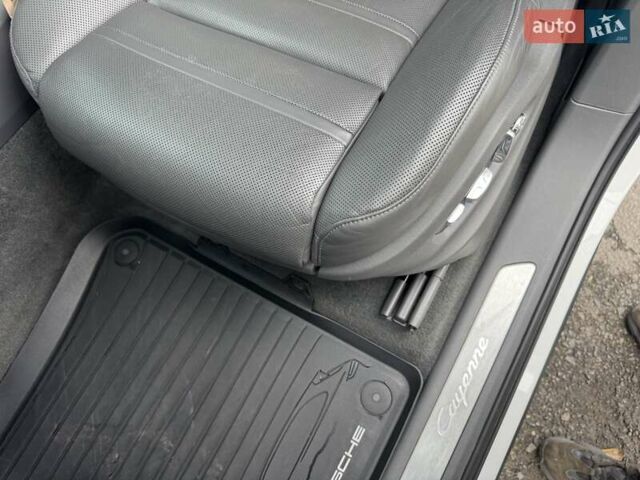 Білий Порше Cayenne, об'ємом двигуна 3 л та пробігом 33 тис. км за 59900 $, фото 46 на Automoto.ua