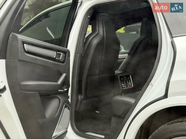 Белый Порше Каен, объемом двигателя 4 л и пробегом 52 тыс. км за 79000 $, фото 40 на Automoto.ua