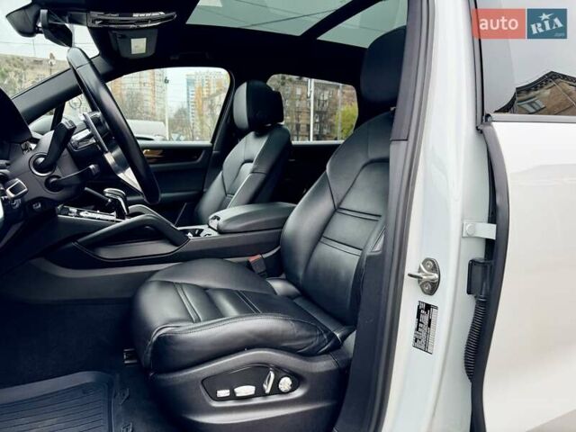 Білий Порше Cayenne, об'ємом двигуна 3 л та пробігом 90 тис. км за 49999 $, фото 16 на Automoto.ua