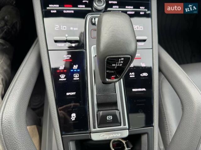 Білий Порше Cayenne, об'ємом двигуна 3 л та пробігом 33 тис. км за 59900 $, фото 41 на Automoto.ua