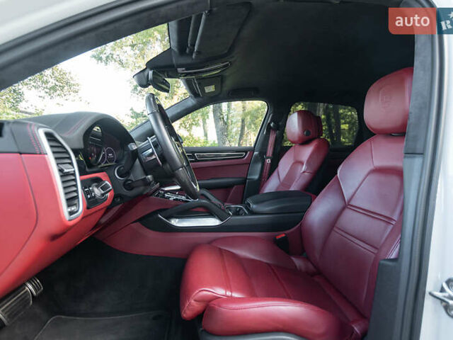 Белый Порше Каен, объемом двигателя 4 л и пробегом 36 тыс. км за 105000 $, фото 22 на Automoto.ua