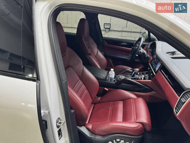 Білий Порше Cayenne, об'ємом двигуна 3 л та пробігом 75 тис. км за 71000 $, фото 28 на Automoto.ua