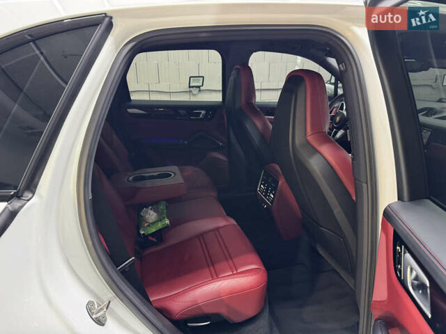 Білий Порше Cayenne, об'ємом двигуна 3 л та пробігом 75 тис. км за 71000 $, фото 22 на Automoto.ua