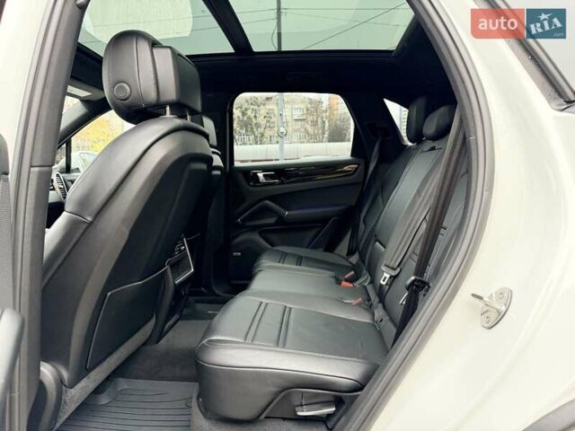 Білий Порше Cayenne, об'ємом двигуна 3 л та пробігом 90 тис. км за 49999 $, фото 23 на Automoto.ua