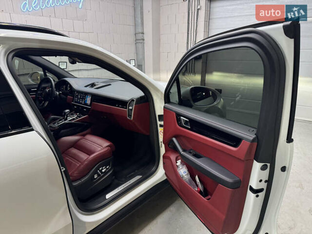 Білий Порше Cayenne, об'ємом двигуна 3 л та пробігом 75 тис. км за 71000 $, фото 26 на Automoto.ua