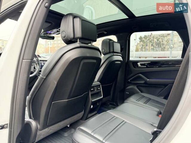 Білий Порше Cayenne, об'ємом двигуна 3 л та пробігом 90 тис. км за 49999 $, фото 28 на Automoto.ua