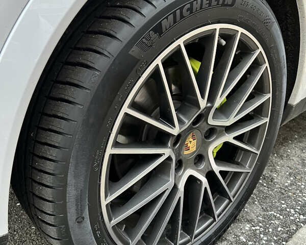 Білий Порше Cayenne, об'ємом двигуна 3 л та пробігом 75 тис. км за 71000 $, фото 74 на Automoto.ua