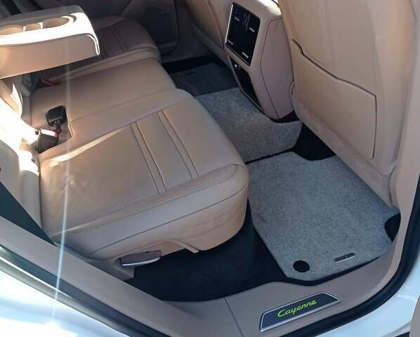 Белый Порше Каен, объемом двигателя 3 л и пробегом 105 тыс. км за 67000 $, фото 16 на Automoto.ua