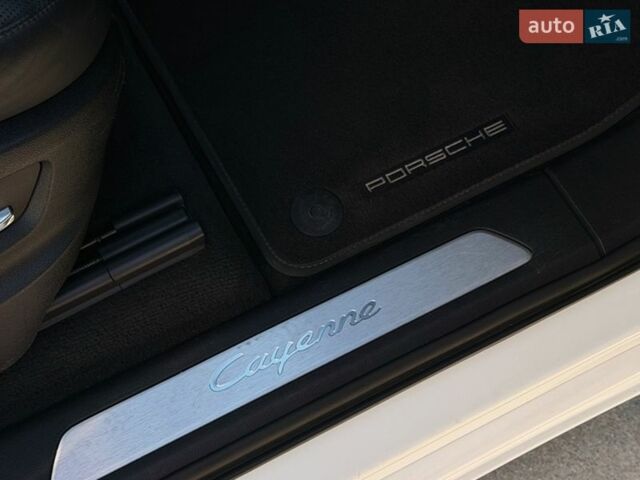 Белый Порше Каен, объемом двигателя 3 л и пробегом 128 тыс. км за 54500 $, фото 17 на Automoto.ua