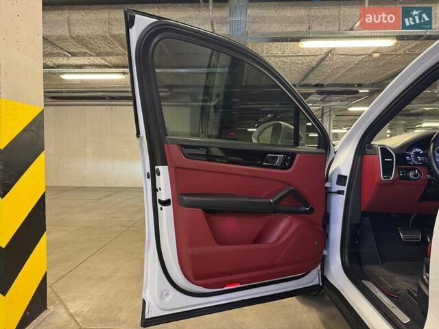 Белый Порше Каен, объемом двигателя 2.89 л и пробегом 62 тыс. км за 61255 $, фото 32 на Automoto.ua