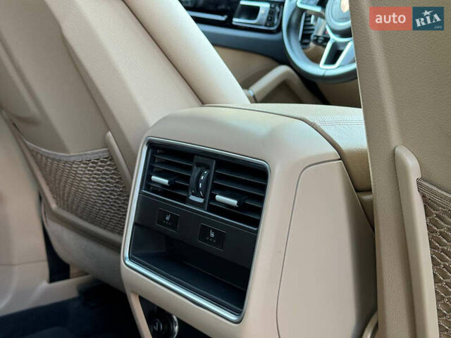 Білий Порше Cayenne, об'ємом двигуна 3 л та пробігом 92 тис. км за 55000 $, фото 26 на Automoto.ua