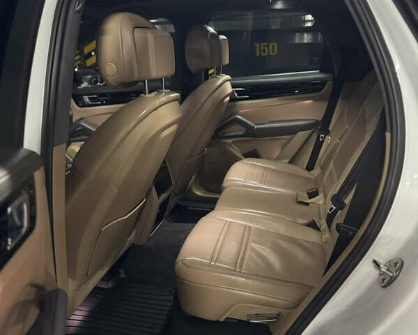 Білий Порше Cayenne, об'ємом двигуна 3 л та пробігом 104 тис. км за 52000 $, фото 13 на Automoto.ua