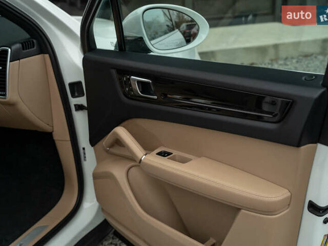 Белый Порше Каен, объемом двигателя 3 л и пробегом 116 тыс. км за 44900 $, фото 44 на Automoto.ua