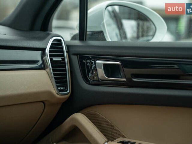 Белый Порше Каен, объемом двигателя 3 л и пробегом 116 тыс. км за 44900 $, фото 39 на Automoto.ua