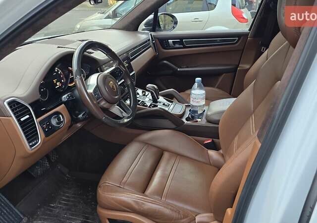 Белый Порше Каен, объемом двигателя 3 л и пробегом 127 тыс. км за 130000 $, фото 6 на Automoto.ua