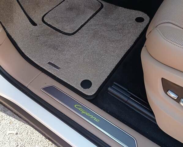 Белый Порше Каен, объемом двигателя 3 л и пробегом 105 тыс. км за 67000 $, фото 13 на Automoto.ua