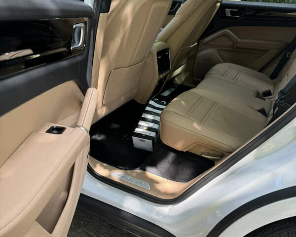 Порше Каен 2019 в Киеве на Automoto.ua Белый Порше Каен, объемом двигателя 3 л и пробегом 45 тыс. км за 62000 $, фото 27 на Automoto.ua