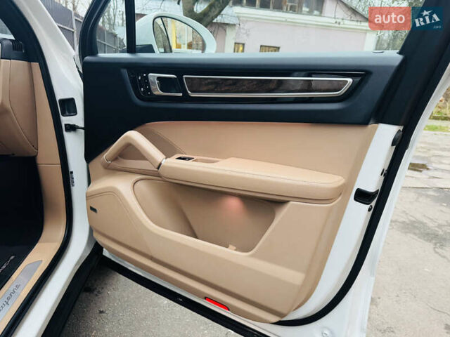 Белый Порше Каен, объемом двигателя 3 л и пробегом 56 тыс. км за 57000 $, фото 23 на Automoto.ua