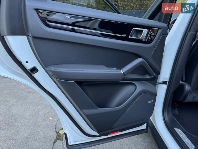 Білий Порше Cayenne, об'ємом двигуна 3 л та пробігом 43 тис. км за 62000 $, фото 17 на Automoto.ua