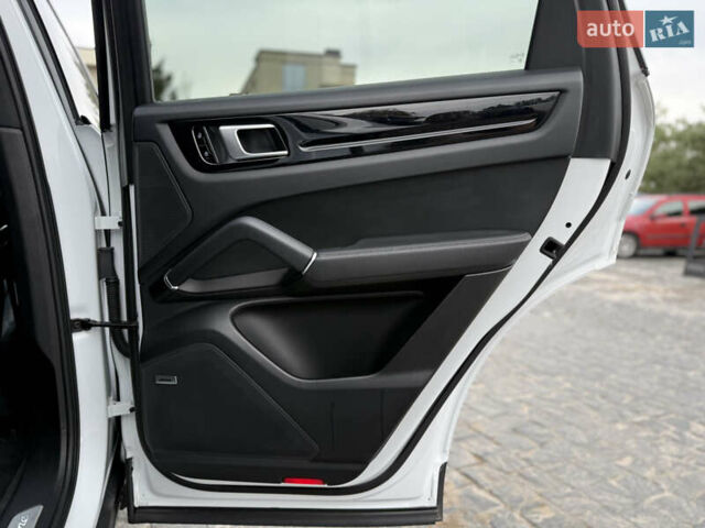 Білий Порше Cayenne, об'ємом двигуна 3 л та пробігом 45 тис. км за 59500 $, фото 54 на Automoto.ua