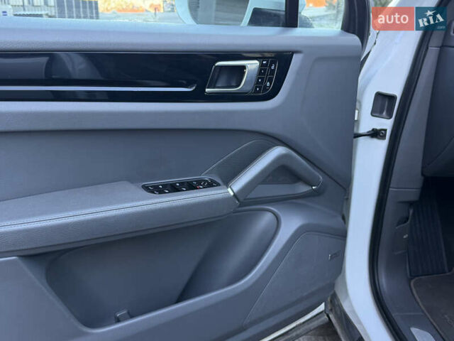 Белый Порше Каен, объемом двигателя 3 л и пробегом 124 тыс. км за 49500 $, фото 15 на Automoto.ua