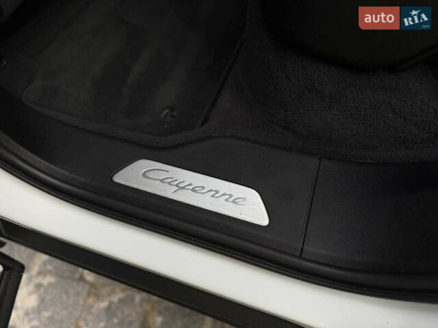 Білий Порше Cayenne, об'ємом двигуна 3 л та пробігом 45 тис. км за 59500 $, фото 46 на Automoto.ua