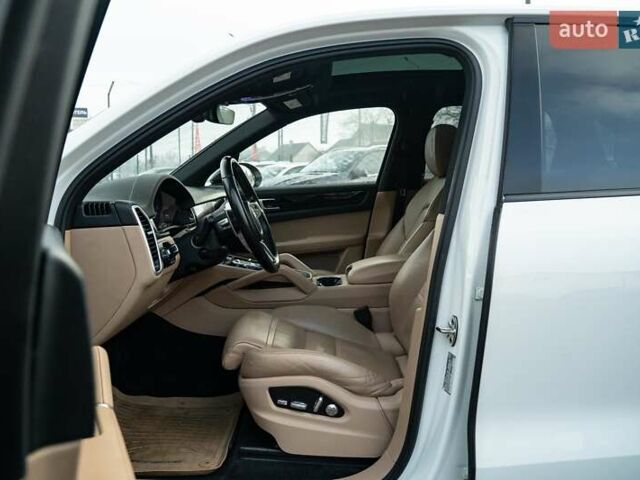 Білий Порше Cayenne, об'ємом двигуна 3 л та пробігом 60 тис. км за 64900 $, фото 27 на Automoto.ua
