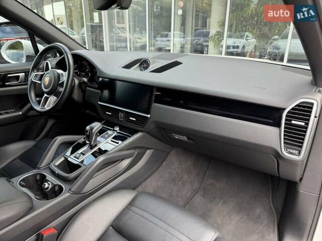 Белый Порше Каен, объемом двигателя 2.98 л и пробегом 33 тыс. км за 56000 $, фото 16 на Automoto.ua