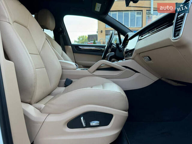 Білий Порше Cayenne, об'ємом двигуна 3 л та пробігом 92 тис. км за 55000 $, фото 19 на Automoto.ua