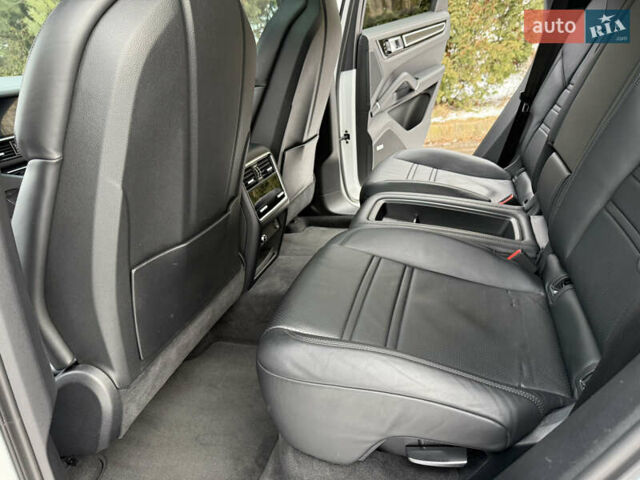 Белый Порше Каен, объемом двигателя 3 л и пробегом 77 тыс. км за 69950 $, фото 87 на Automoto.ua