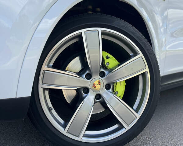 Білий Порше Cayenne, об'ємом двигуна 3 л та пробігом 91 тис. км за 59900 $, фото 3 на Automoto.ua