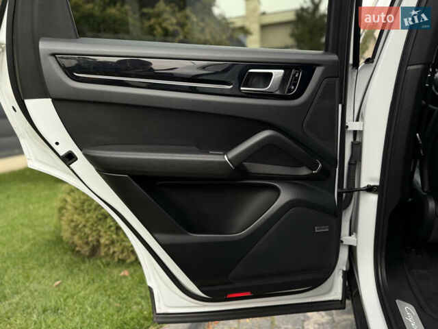 Білий Порше Cayenne, об'ємом двигуна 3 л та пробігом 45 тис. км за 59500 $, фото 45 на Automoto.ua