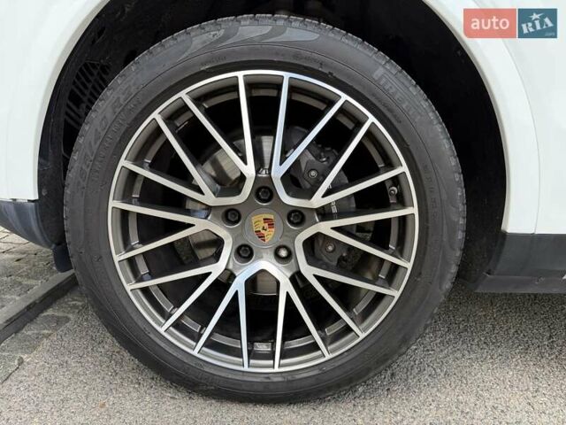 Белый Порше Каен, объемом двигателя 2.98 л и пробегом 33 тыс. км за 56000 $, фото 23 на Automoto.ua
