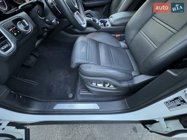 Білий Порше Cayenne, об'ємом двигуна 3 л та пробігом 43 тис. км за 62000 $, фото 24 на Automoto.ua