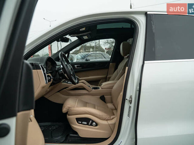 Белый Порше Каен, объемом двигателя 3 л и пробегом 116 тыс. км за 44900 $, фото 16 на Automoto.ua