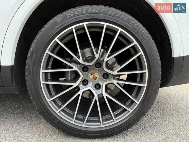 Белый Порше Каен, объемом двигателя 2.98 л и пробегом 33 тыс. км за 56000 $, фото 24 на Automoto.ua