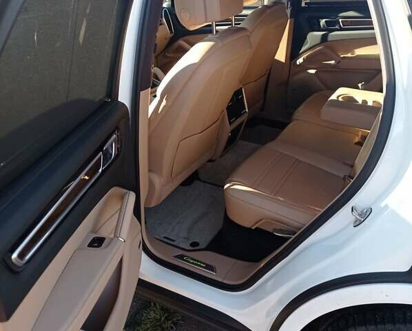 Белый Порше Каен, объемом двигателя 3 л и пробегом 105 тыс. км за 67000 $, фото 10 на Automoto.ua