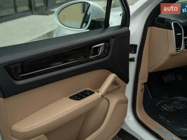 Белый Порше Каен, объемом двигателя 3 л и пробегом 116 тыс. км за 44900 $, фото 43 на Automoto.ua