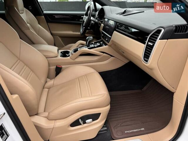 Белый Порше Каен, объемом двигателя 3 л и пробегом 49 тыс. км за 71400 $, фото 100 на Automoto.ua