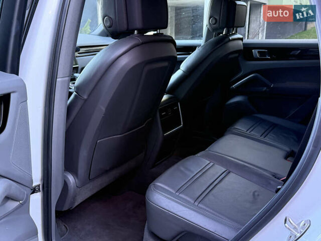 Белый Порше Каен, объемом двигателя 3 л и пробегом 124 тыс. км за 49500 $, фото 14 на Automoto.ua