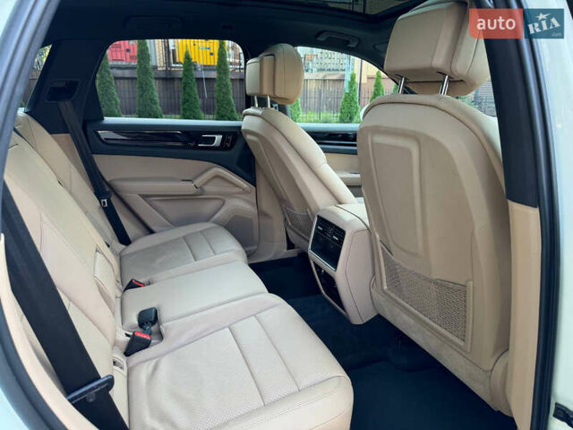 Білий Порше Cayenne, об'ємом двигуна 3 л та пробігом 92 тис. км за 55000 $, фото 24 на Automoto.ua