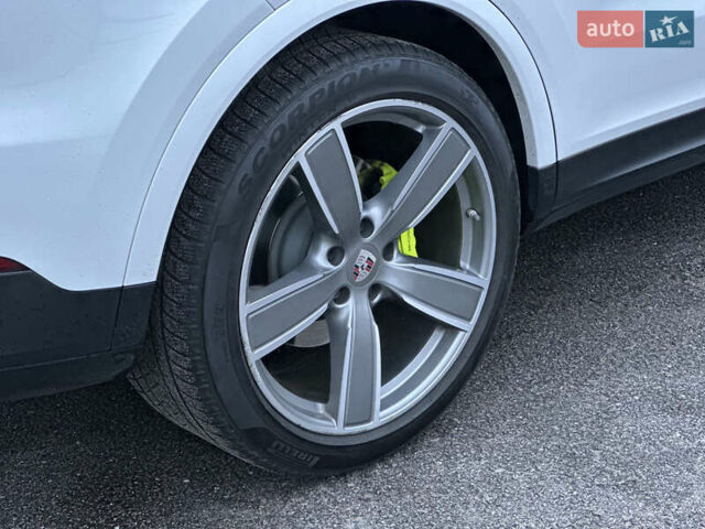 Білий Порше Cayenne, об'ємом двигуна 3 л та пробігом 97 тис. км за 57000 $, фото 4 на Automoto.ua