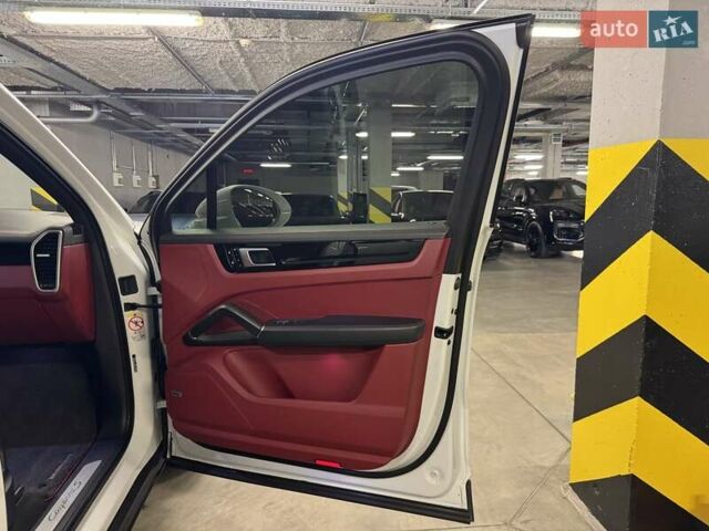 Белый Порше Каен, объемом двигателя 2.89 л и пробегом 62 тыс. км за 67201 $, фото 33 на Automoto.ua