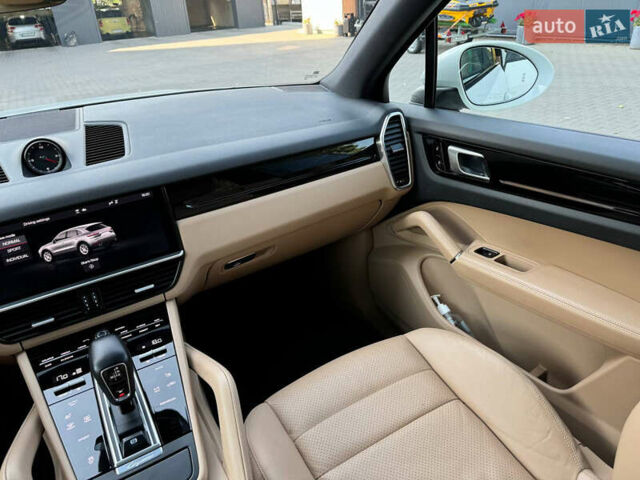 Білий Порше Cayenne, об'ємом двигуна 3 л та пробігом 92 тис. км за 55000 $, фото 28 на Automoto.ua