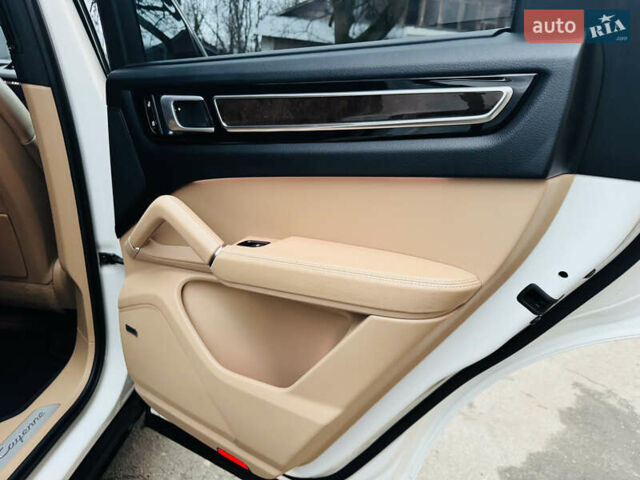 Белый Порше Каен, объемом двигателя 3 л и пробегом 56 тыс. км за 57000 $, фото 21 на Automoto.ua