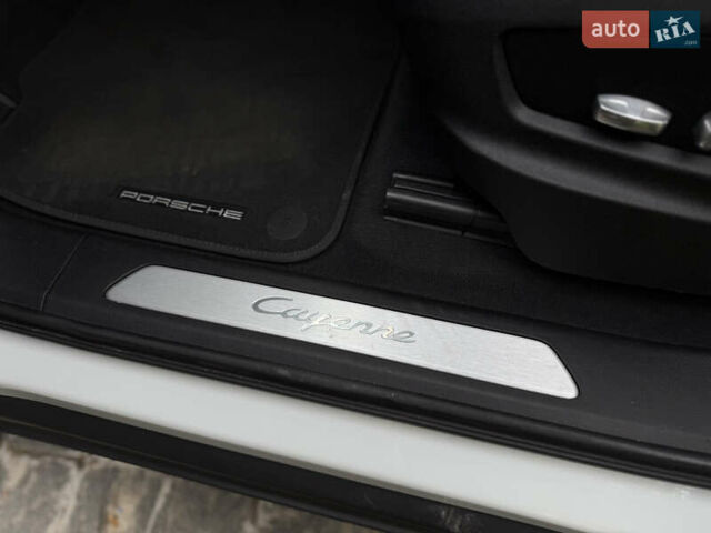 Білий Порше Cayenne, об'ємом двигуна 3 л та пробігом 45 тис. км за 59500 $, фото 25 на Automoto.ua